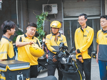 带动更多骑手成为基层治理新力量（干部状态新观察·党员在一线）