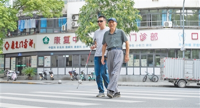 
浙江大学医学附属妇产科医院金杭美陈丹青白晓霞黄牛挂号电话150多米上班路，两名老人接力护送盲人邻居（援手）