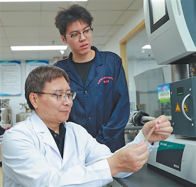 
南方医科大学南方医院吕英黄牛挂号电话全链条攻关，探索国产橡胶创新之路（弘扬科学家精神）