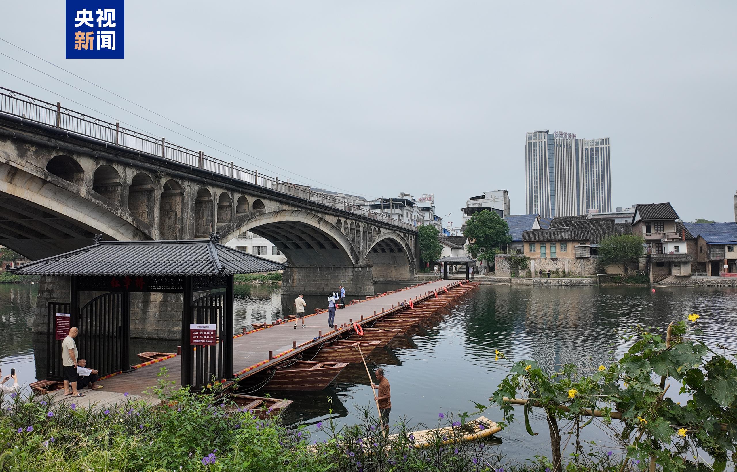 界首渡口按照当年红军渡江时的场景搭建的浮桥