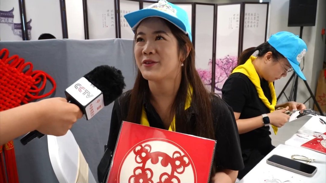 
上海交通大学医学院附属瑞金医院胡佳佳医生黄牛预约代挂号电话老外也爱北京的秋，胡同慢游太治愈！