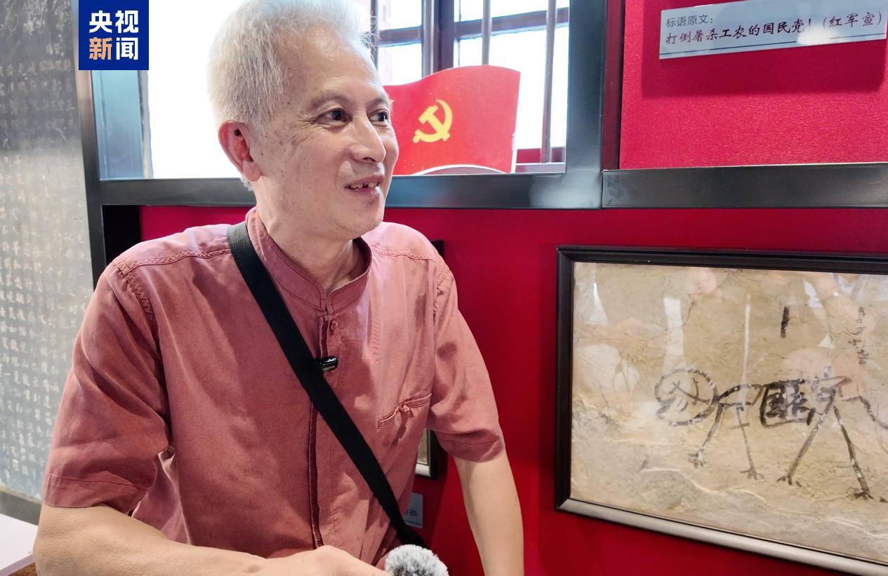 原兴安县博物馆副馆长陈兴华给记者讲述标语的故事