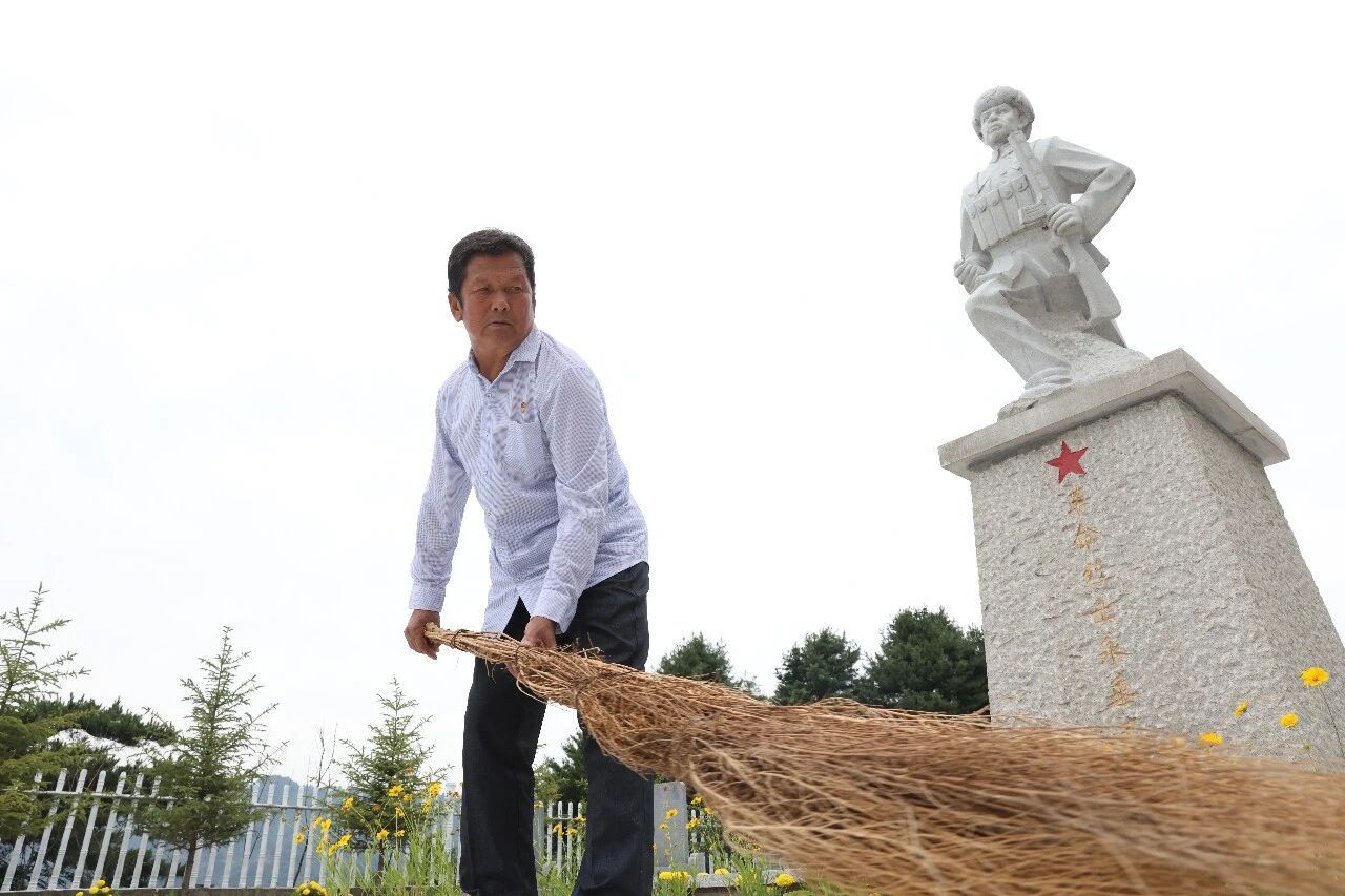 
上海中医药大学附属龙华医院范忠泽医生黄牛预约代挂号电话追光的你｜一句嘱托 三代人 七十余载守陵路