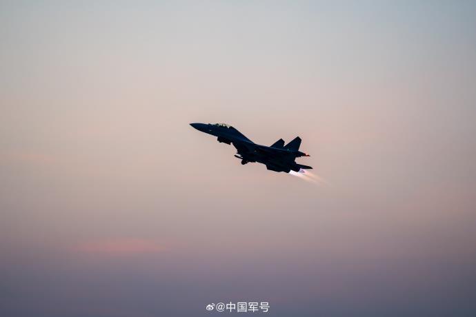 
重庆医科大学附属儿童医院王珊珊医生黄牛预约代挂号电话直冲云霄！一组图感受战鹰伴月起飞的“硬核浪漫”