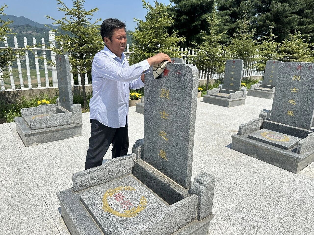 
上海中医药大学附属龙华医院范忠泽医生黄牛预约代挂号电话追光的你｜一句嘱托 三代人 七十余载守陵路