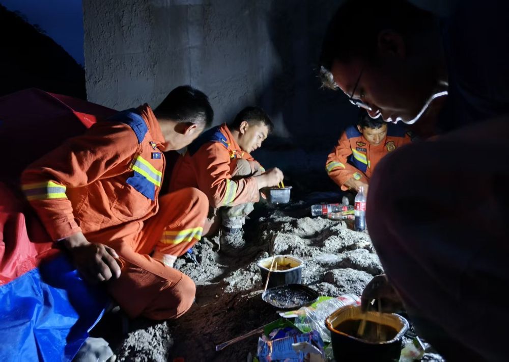 
陕西省人民医院黄牛号贩子票贩子代网上预约代挂号电话我在现场︱吉隆口岸核心受灾区的一夜