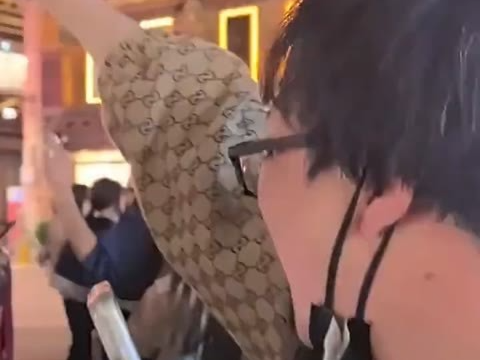 游客捡到手机，众人呼唤失主，外国游客认领全场沸腾